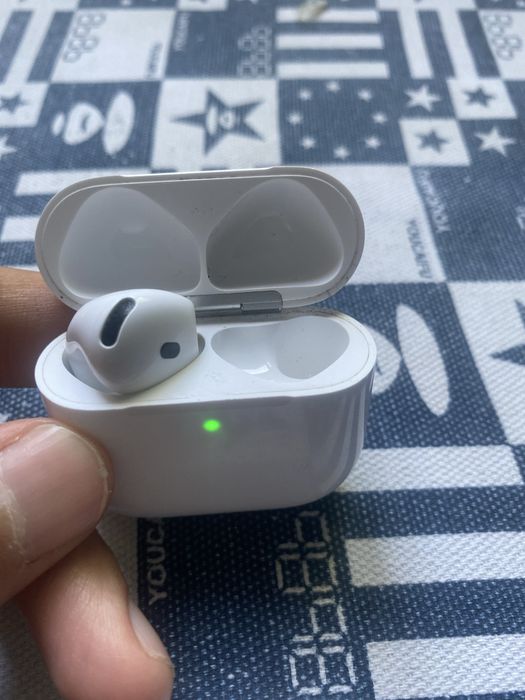 продам наушники airpods 4