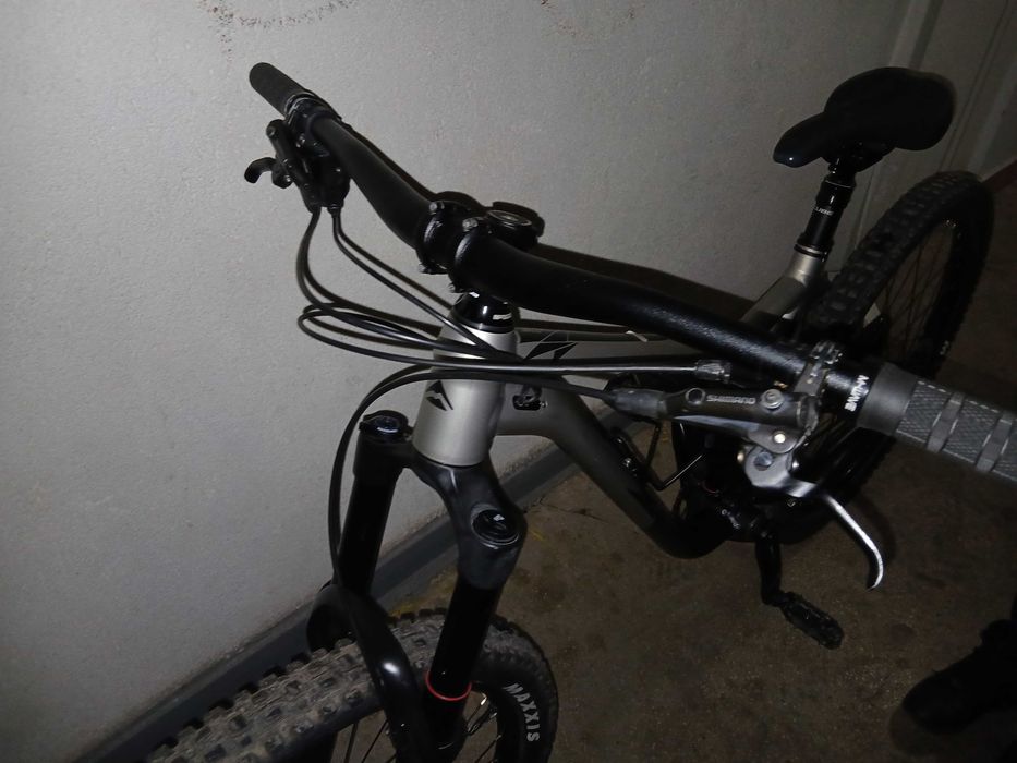 Bicicletă full suspension