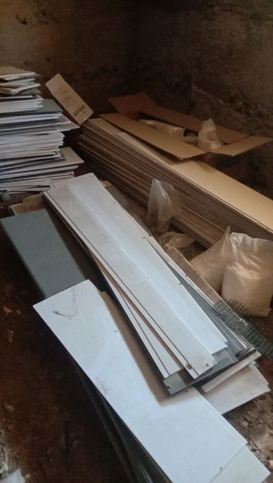 Потолокдан чиққан пластмасса сотилади