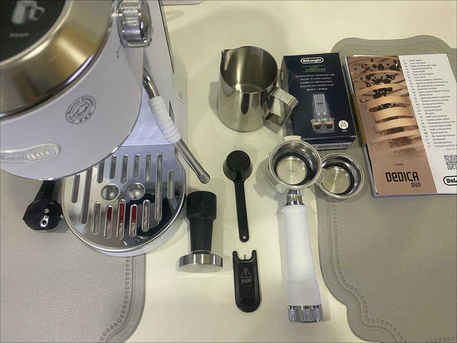 Кофеварка рожковая De’Longhi Dedica Duo EC890.WI