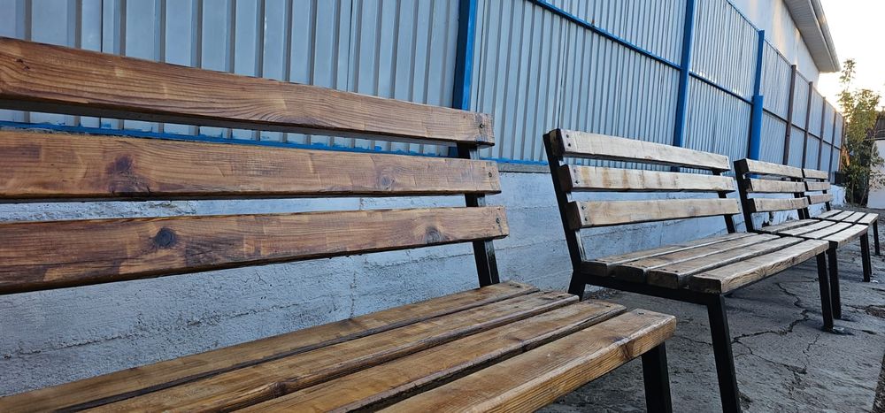 Скамейки, в отличном состоянии