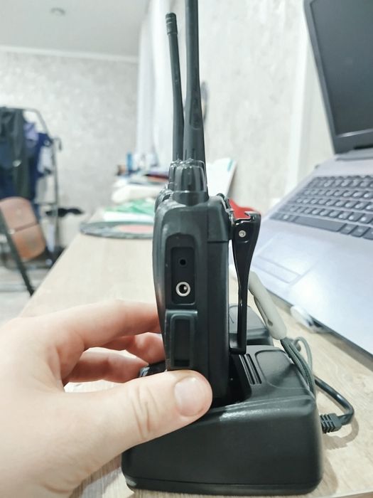 Две рации с зарядной станцией