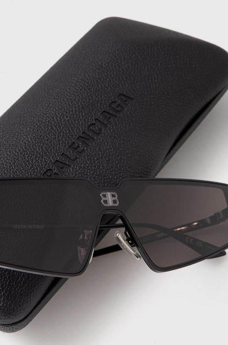 Слънчеви очила Balenciaga в черно
в черно