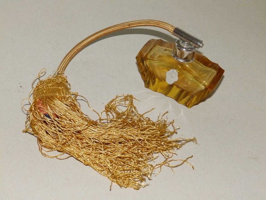 Стари предмети на различни цени, кутия, пагони, шише