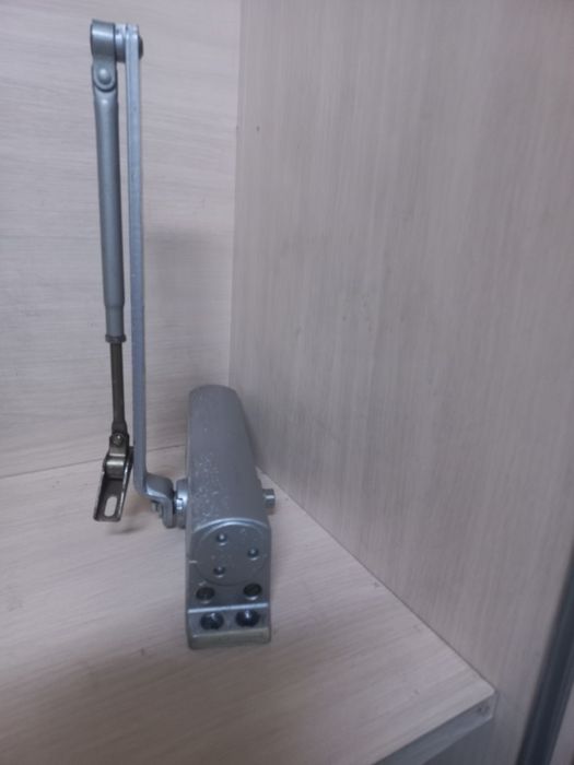 Дверной доводчик