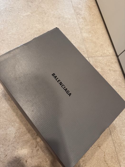 Оригинални Balenciaga–Ръчно рисуван модел, Чисто нови, неносени