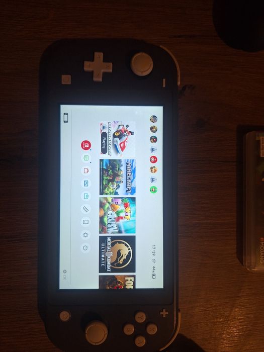 Vând nintendo kart luigi și manetă + jocuri