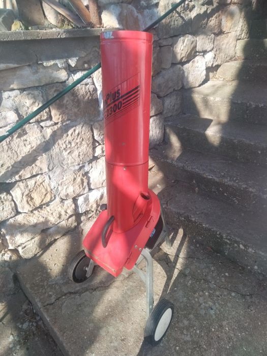 Дробилка за клони, листа, храсти. 
Смила клоните на талаж. 
Широк отво