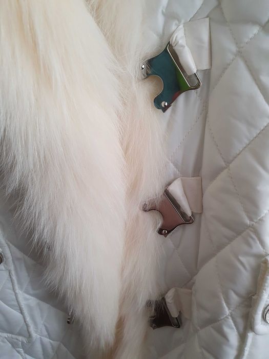 Haina alba cu blana de vulpe