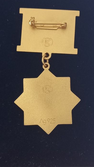 Продам знаки Кмд новые серебро