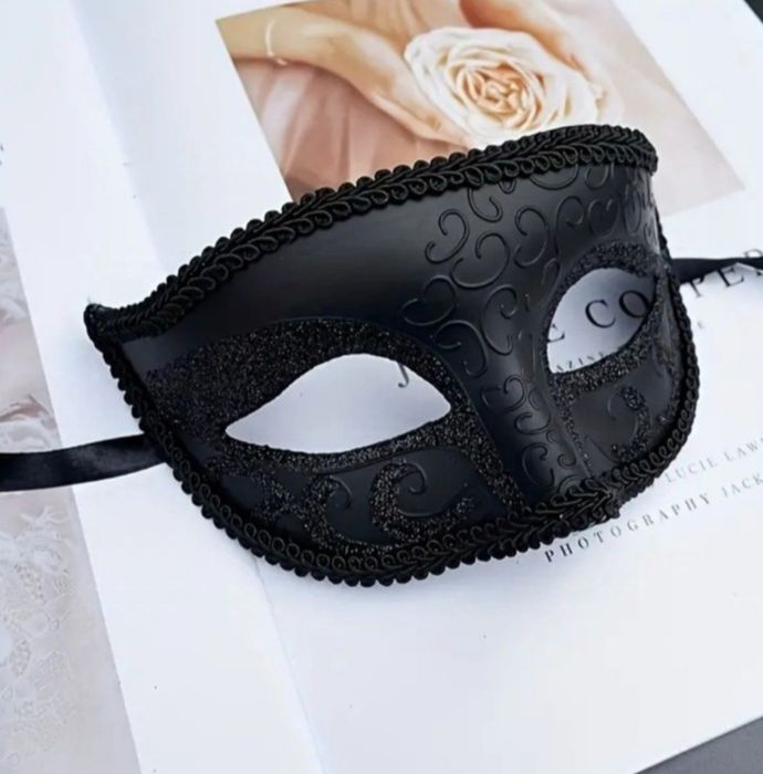 Мужская и женская карнавальная маска,шикарная