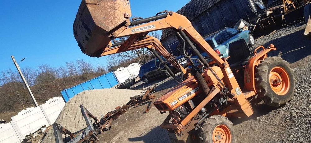 Tractor kubuta cu încărcător frontal
