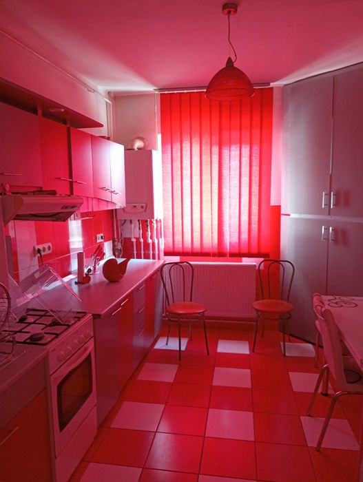 Vând apartament cu 2 camere, strada Eroilor.