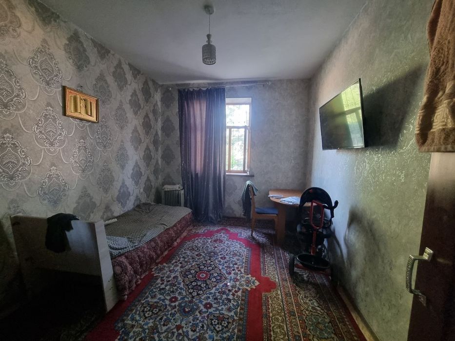 Срочно 2 хонали квартира сотилади.