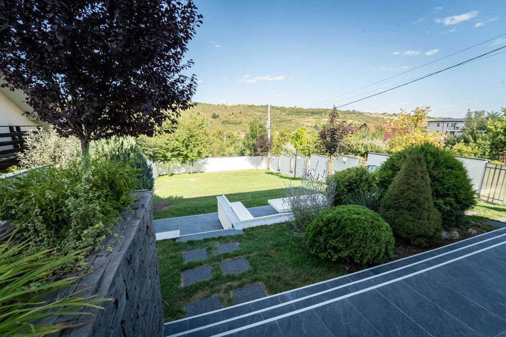 Casa exclusivista in Rediu, Iasi cu vedere la padure, premium mobilata, cu garaj, panouri + baterii