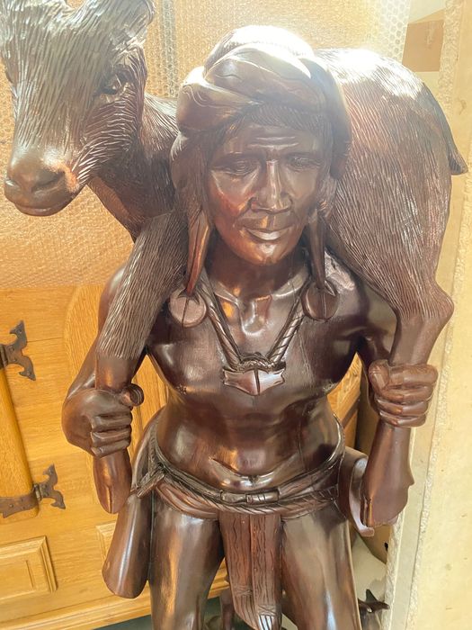 Голяма масивна статуя Ловец екзотично дърво 172 см.