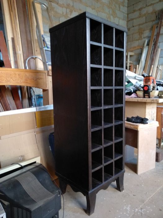 Продам деревянный винный шкаф.