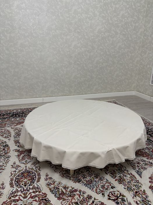 Круглый стол для гостей