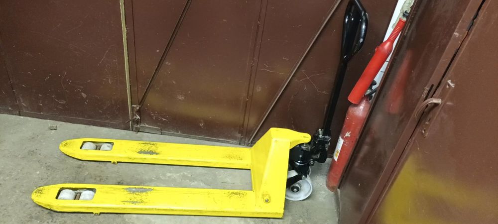 Продавам палетна количка 2.5т