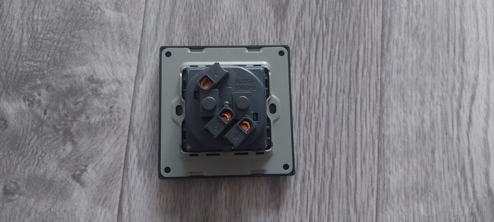 Розетки для квадратных подрозетников
