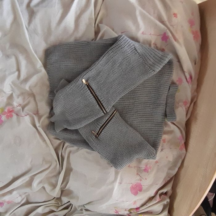 pulovar cu choker si fermoare pe brate