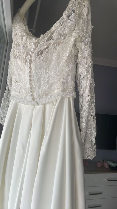 Vând rochie de mireasa făcută la comanda marime S/M .