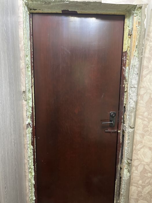 Продам железную дверь бу