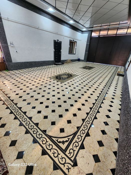 Юбка киген қыздар төрт аяқтап тұрады