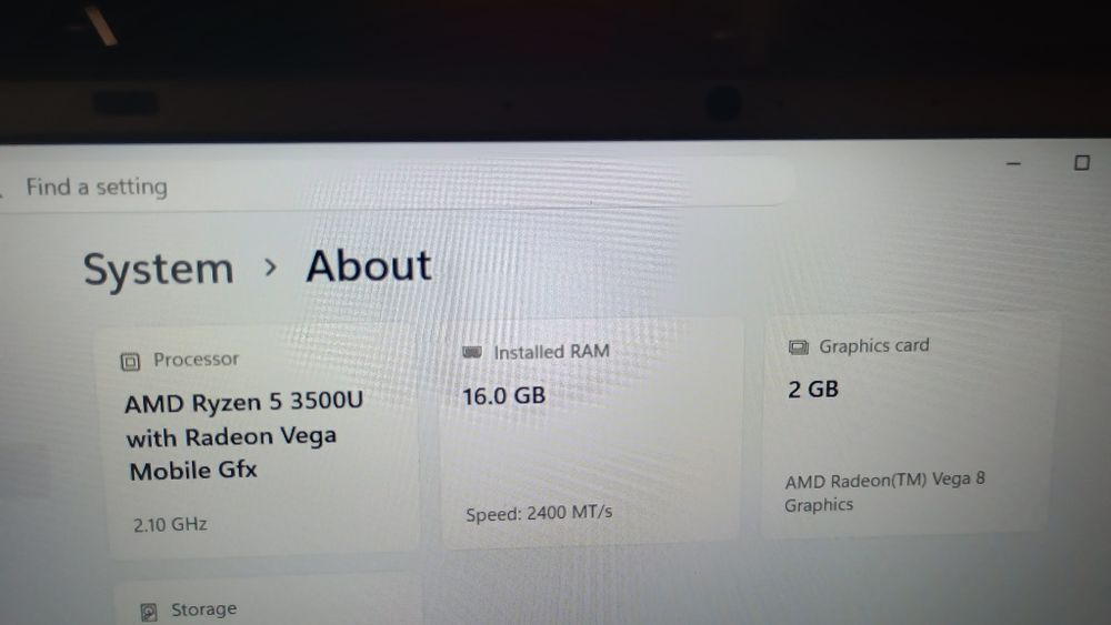 Laptop Medion Ryzen  5 3500u quadcore 8 nuclee 4 ghz fiecare 16gb ram ddr4 ssd 250gb carcasa ca noua baterie 0 ore pt ca a stat nefolosit multa vreme