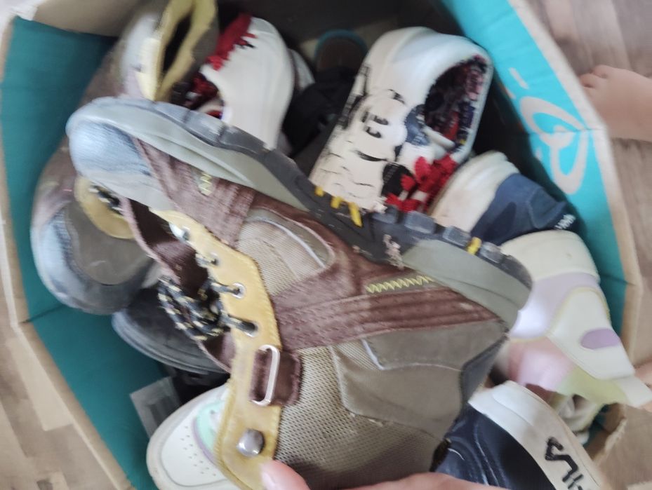 Adidași de vânzare