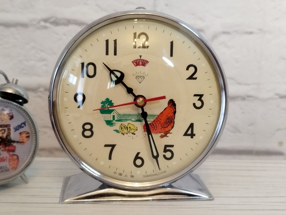 Ceasul copilăriei Găinușa cu puii care ciuguleste