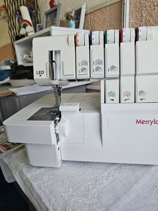 Masina casnica combinata de surfilat si acoperire Merrylock 4070