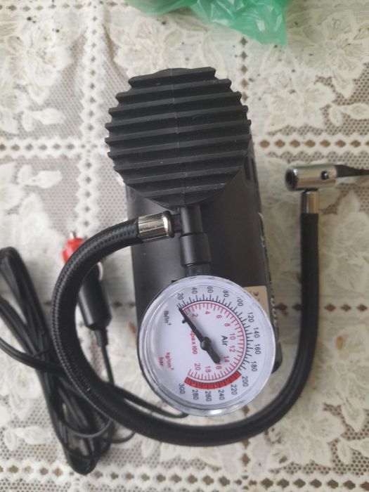 Vând compresor auto 12v alimentare la bricheta de la mașină 60 lei