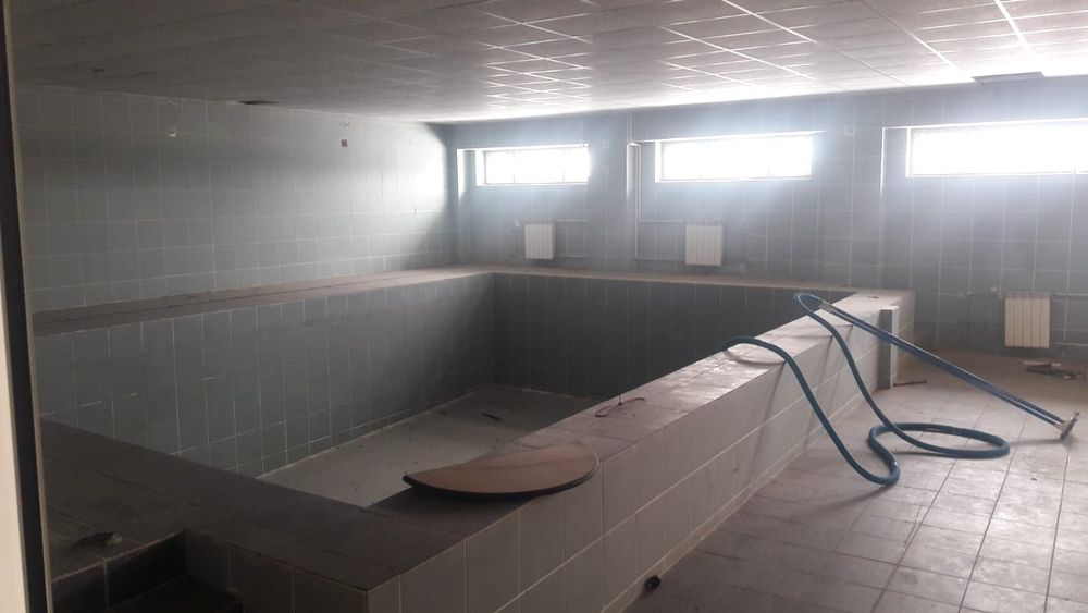 Vand imobil rezidențial suprafata  construita 2450 m piscina interioar