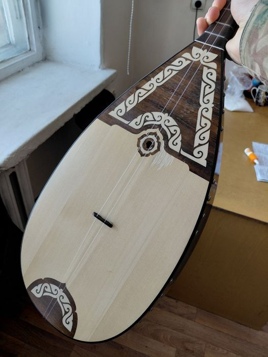 Кәсіби домбыра сатылады