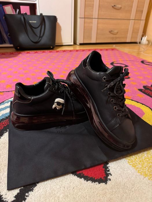 Vând Karl Lagerfeld