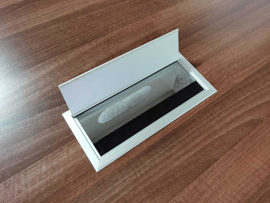 Кръгла (заседателна) маса цвят "орех"