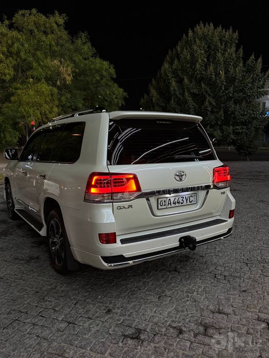 Land cruiser 200 sotiladi