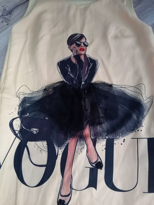 Vând rochie stil A, cu fusta cusuta manual la designul de pe ea, 36