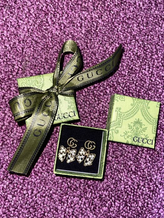обеци гучи с панделка и кутия на марката старо злато златни gucci