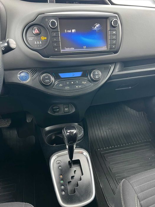 Toyota Yaris Hybrid 2016 Avariat 1.5 benzina + Hybrid cutie automata 101.000km deplasabil, panoramic, camera