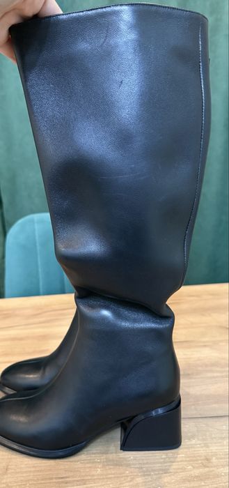 Черные кожаные сапоги