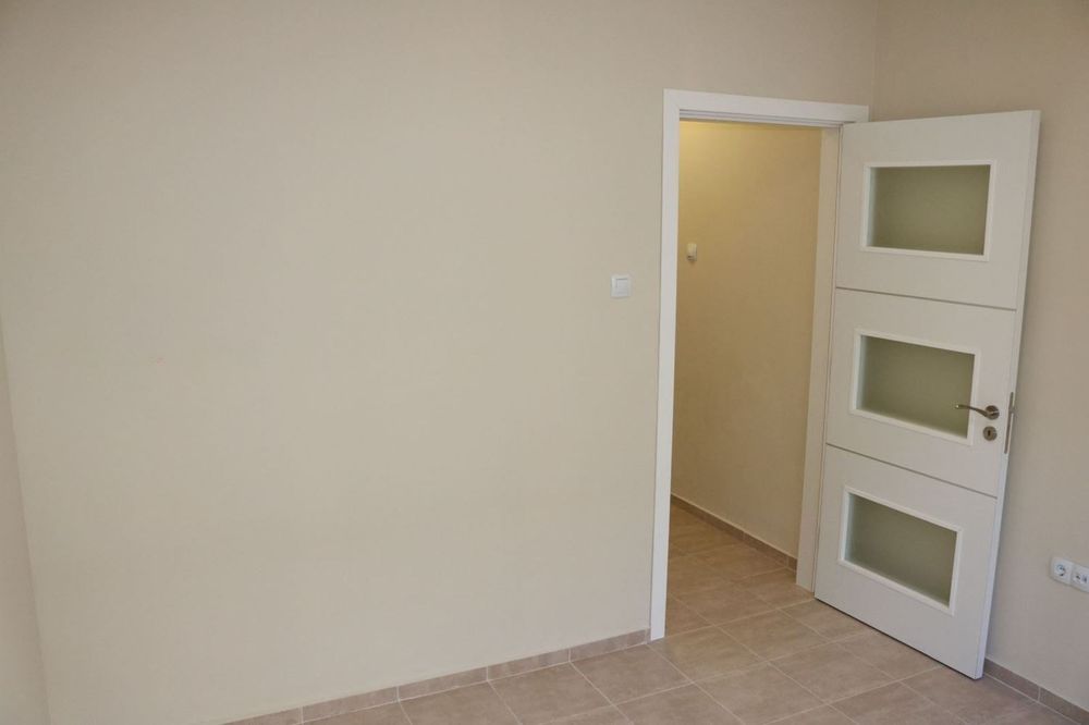 Офис до Народното събрание с паркомясто – 3 помещения, луксозен ремон