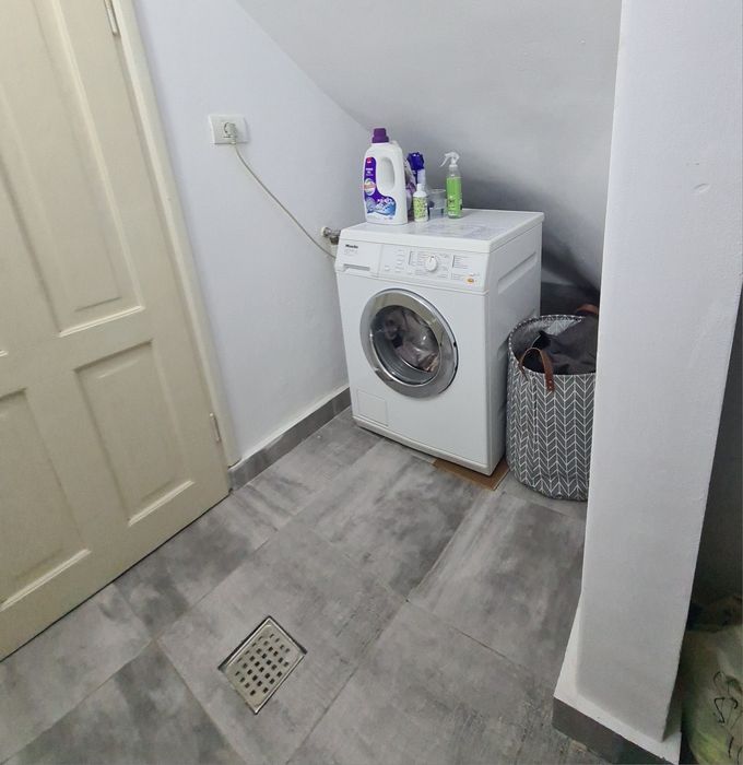 Apartament 2 camere la curte cu parcare interioara