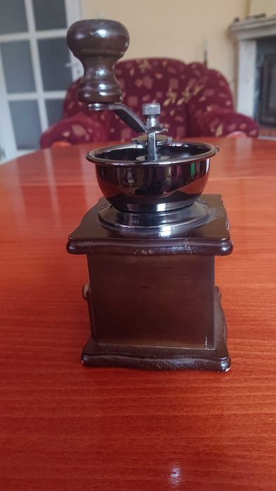 Нова ръчна мелничка за мелене на кафе, подправки.