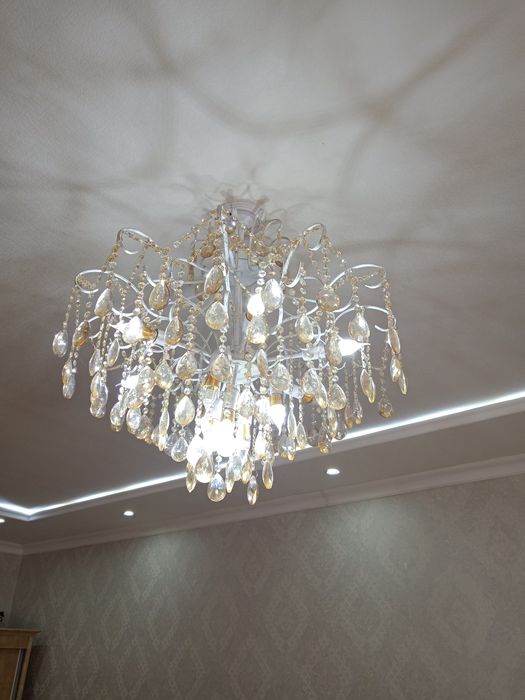 Люстра сотилади.