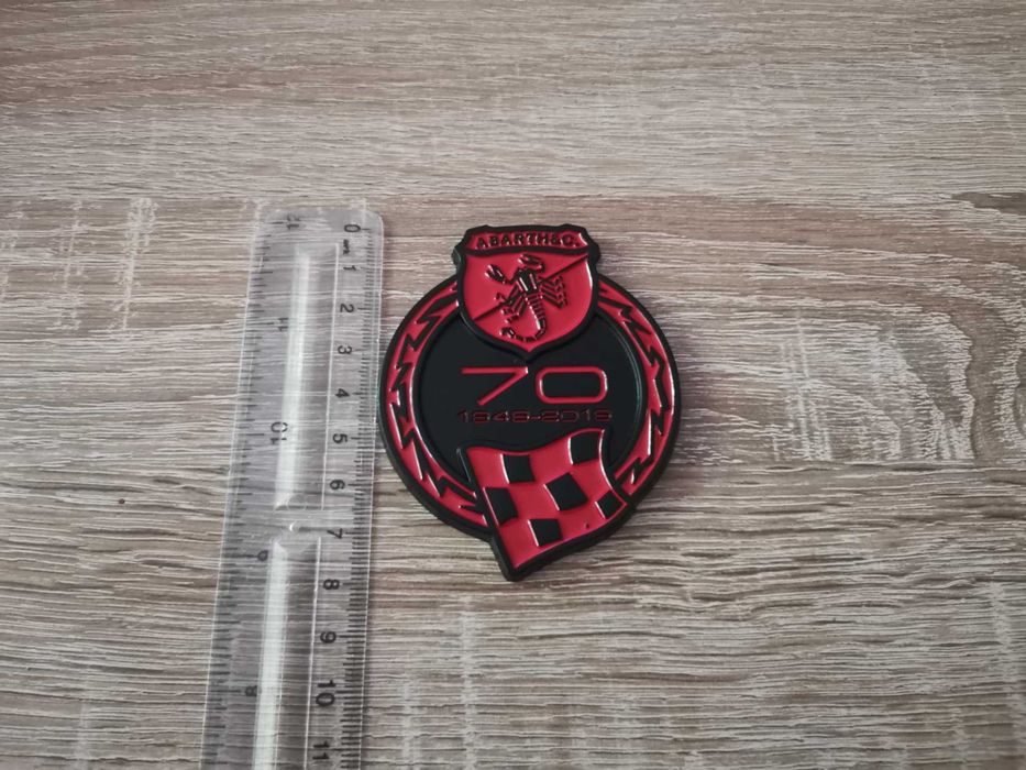 червена метална емблема Abarth 70th Anniversary