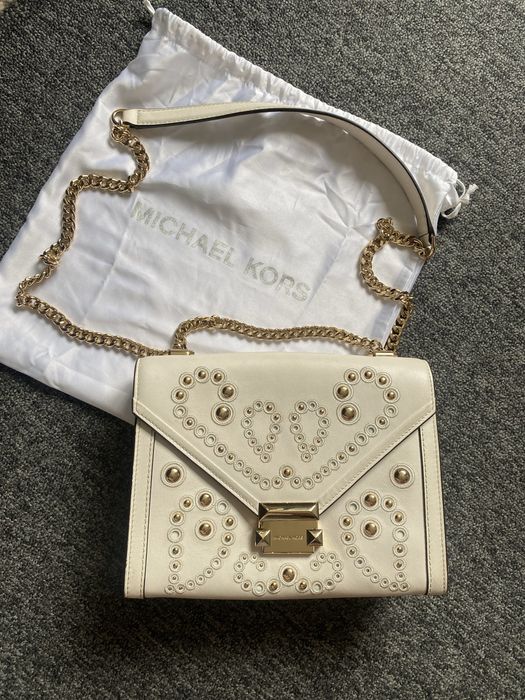 Poșetă Michael Kors de damă din piele naturală, mărime medie, culoare alb murdar. Gentuța este nouă cu etichetă! Vine și cu săculeț.