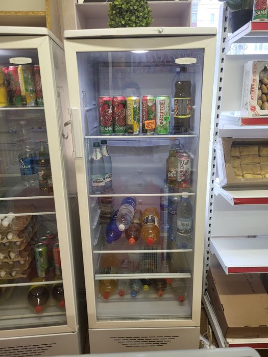 Продаю витринный холодильник