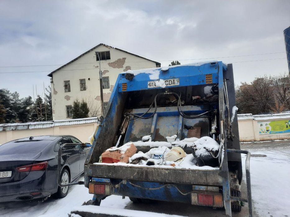 Musr tashuvchi Isuzu ning orqasi "bor"i deyiladi